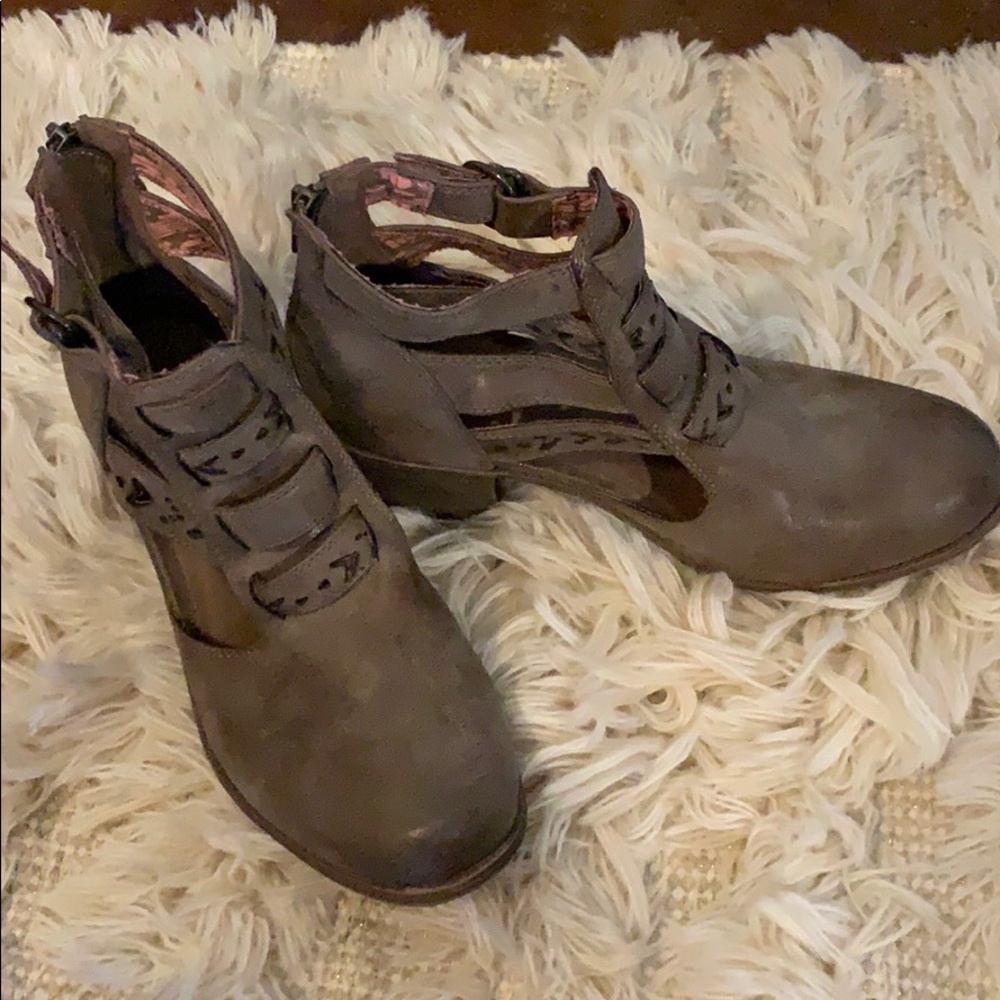 Roxy booties!